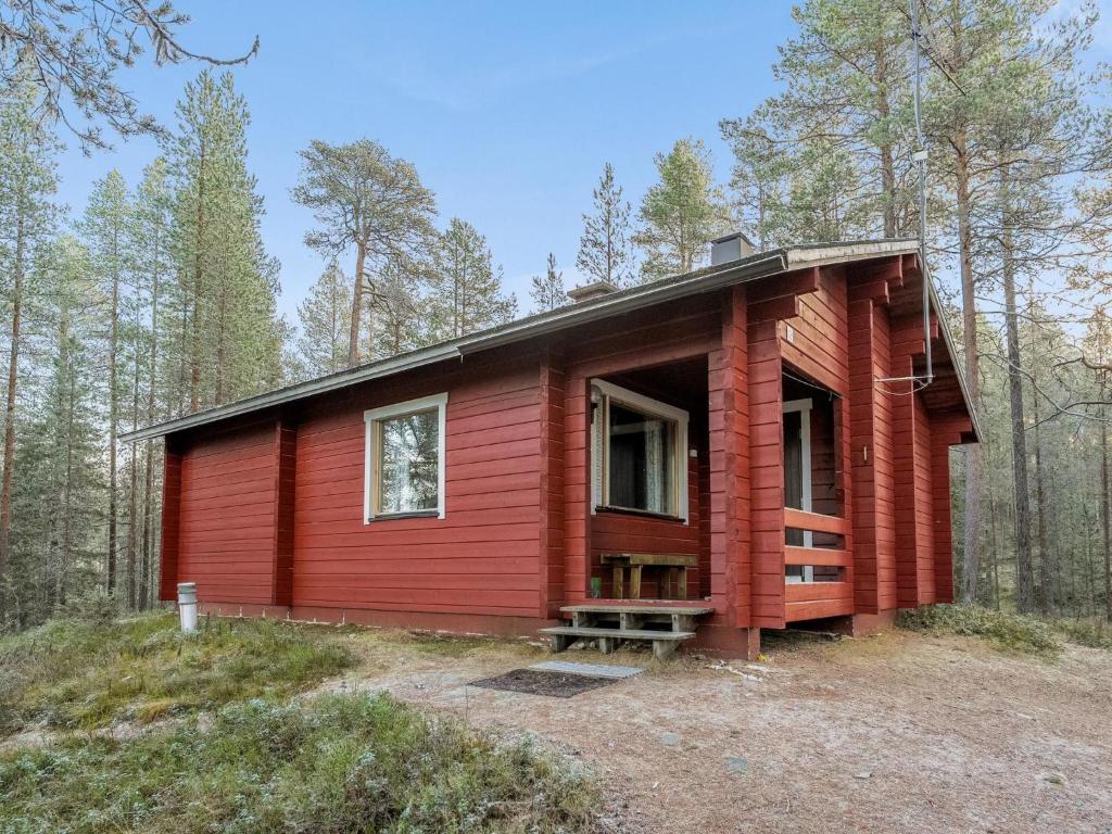 ルカにあるHoliday Home Viipusjärvi 12 by Interhomeの森の中の赤い小屋