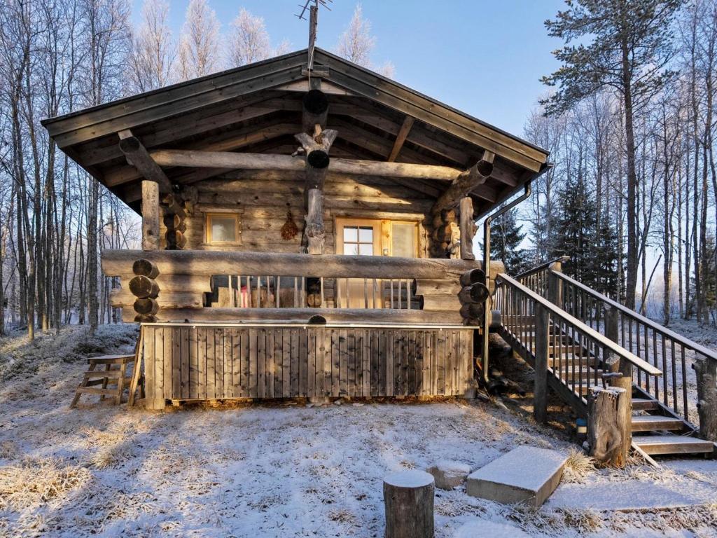 ルカにあるHoliday Home Saarenkainalo by Interhomeの雪の森の丸太小屋