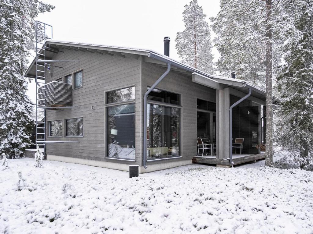 ルカにあるHoliday Home Rukanlilja by Interhomeの雪の家