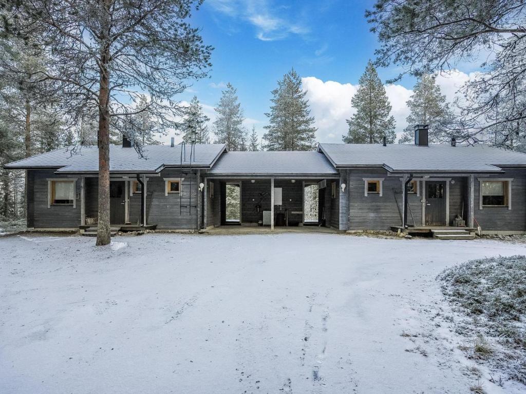 ein Haus mit Schnee auf dem Boden davor in der Unterkunft Holiday Home Pohjaskoti a by Interhome in Ruka