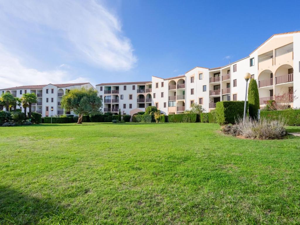 um grande relvado em frente a um edifício em Apartment Les Balcons de l'Atlantique-11 by Interhome em Pontaillac