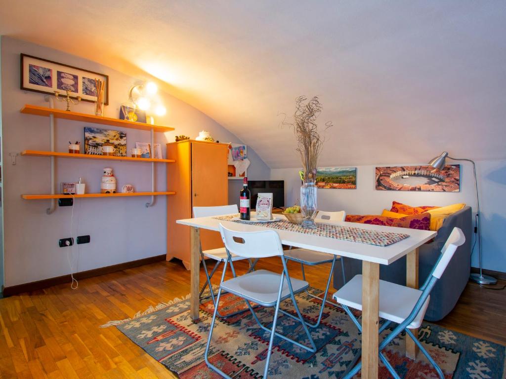 Kuchnia lub aneks kuchenny w obiekcie Apartment La Rondine - LUU280 by Interhome