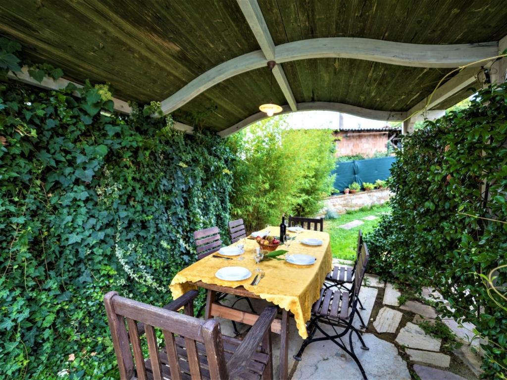 Vonkajšia záhrada v ubytovaní Holiday Home Rustico Cavernoso by Interhome