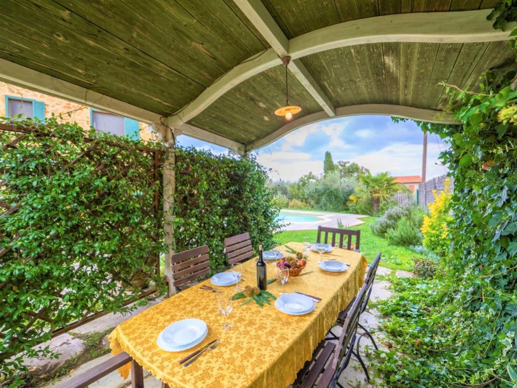 Vonkajšia záhrada v ubytovaní Holiday Home Rustico Cavernoso by Interhome