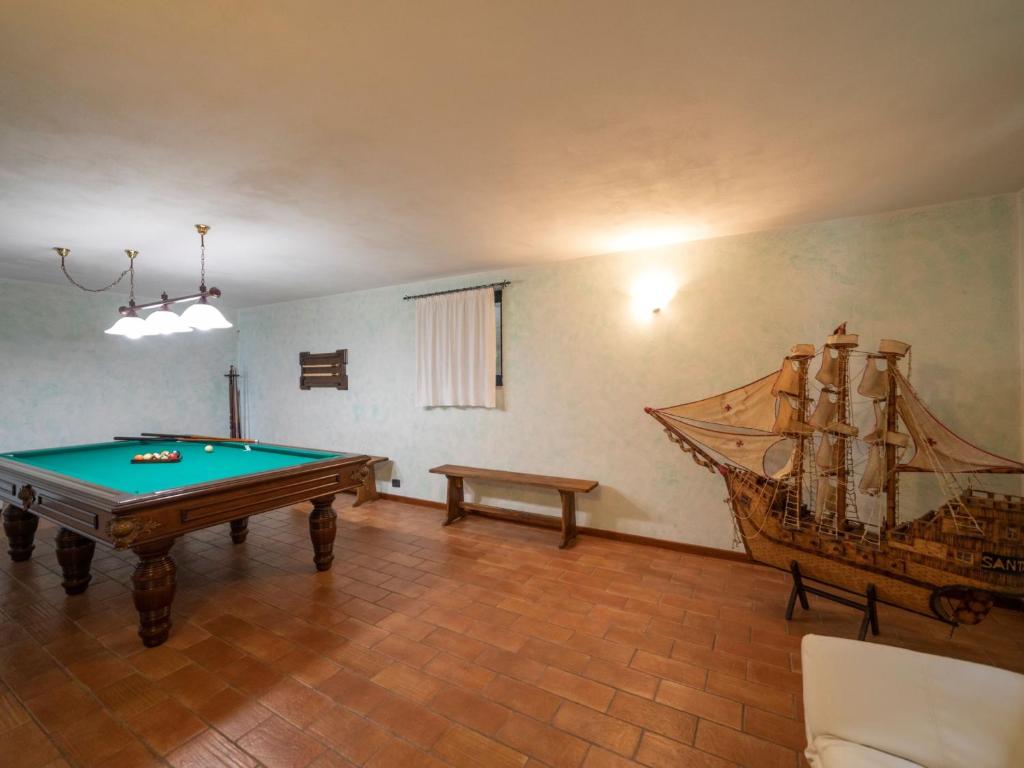 Biliardový stôl v ubytovaní Holiday Home Rustico Cavernoso by Interhome