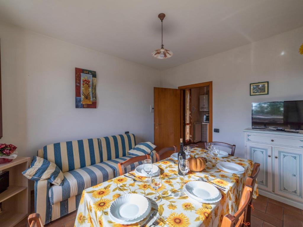 Televízia a/alebo spoločenská miestnosť v ubytovaní Holiday Home Rustico Cavernoso by Interhome