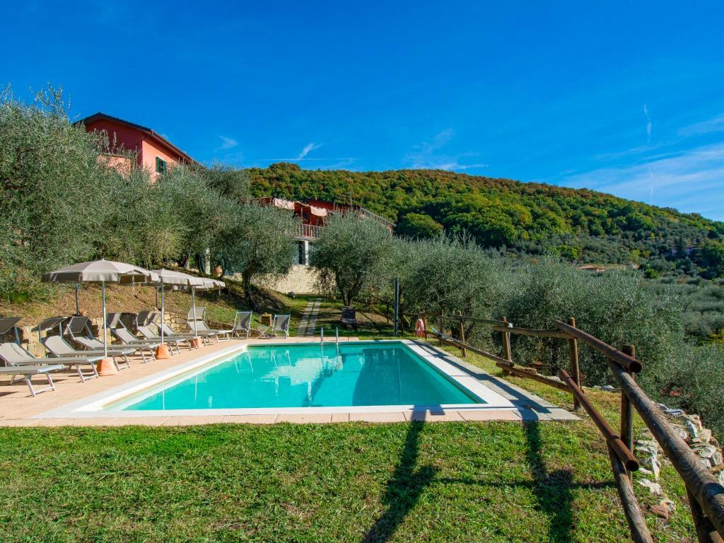 una piscina en un patio con sillas y árboles en Holiday Home Francesco by Interhome, en Nievole