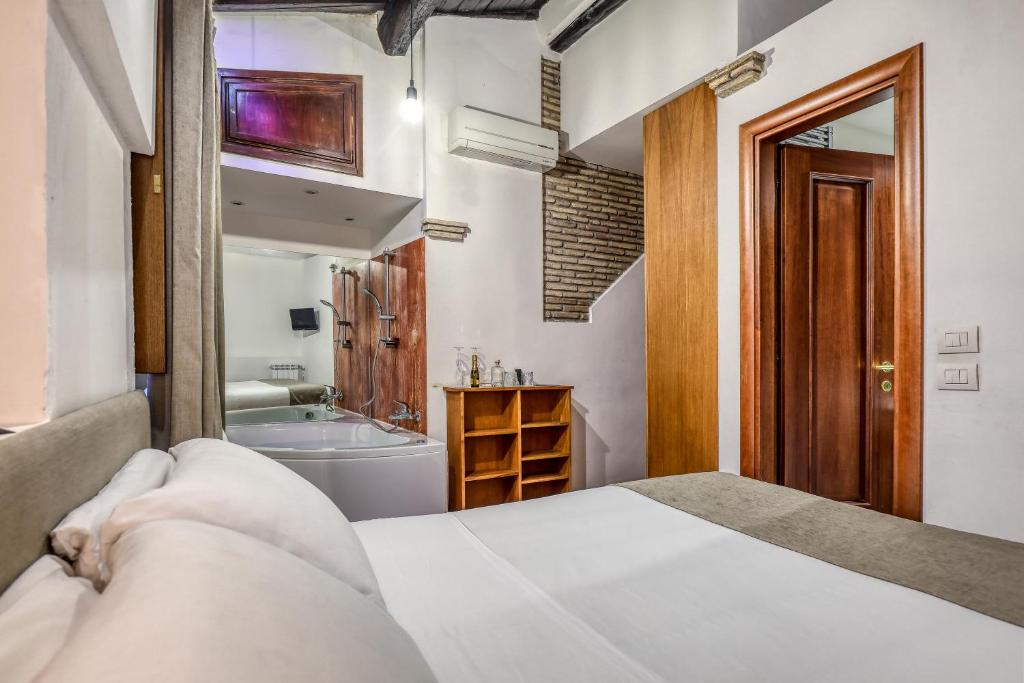 - une chambre avec un lit et une baignoire dans l'établissement Luxury Navona, à Rome