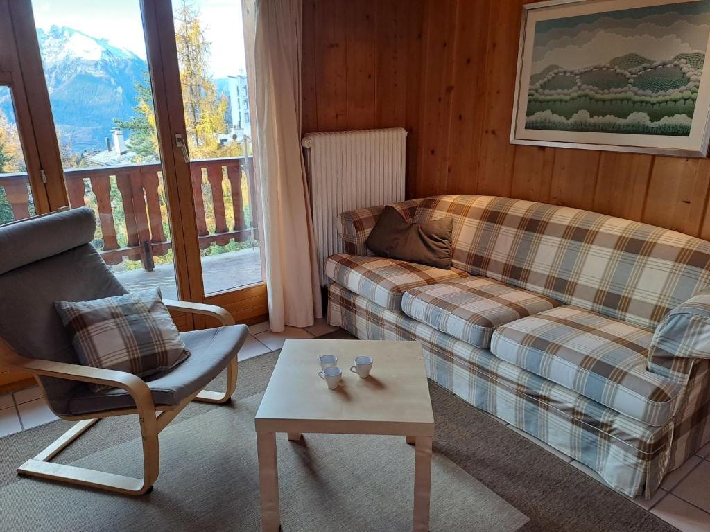 Posezení v ubytování Apartment Arvine combles by Interhome