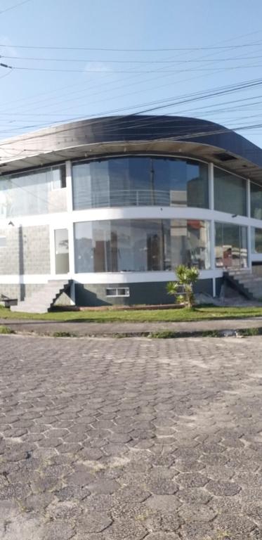 un gran edificio con muchas ventanas en Loft Norte da Ilha, en Florianópolis