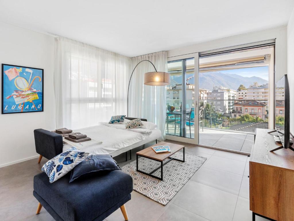 ein Wohnzimmer mit einem Sofa und einem Tisch in der Unterkunft Apartment LocTowers A4-3-4 by Interhome in Locarno