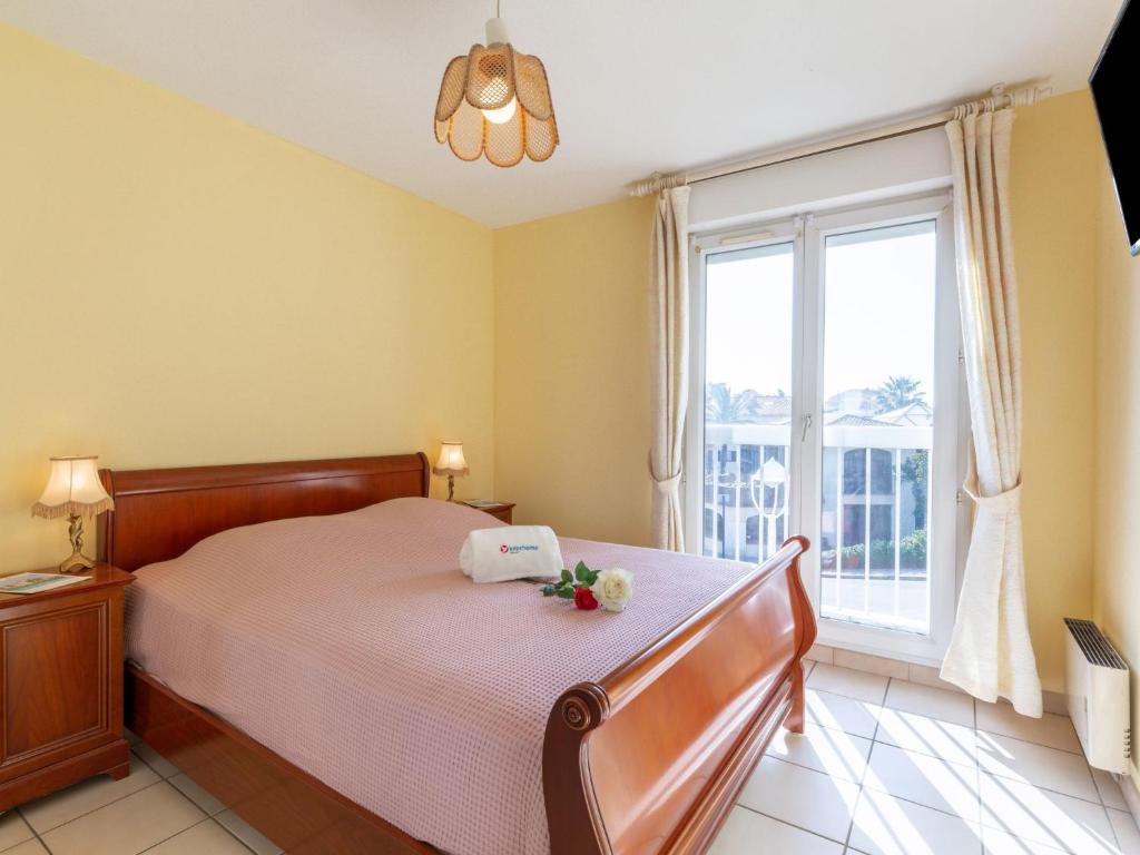 une chambre avec un lit et une grande fenêtre dans l'établissement Apartment Le Timothée by Interhome, à Saint-Aygulf