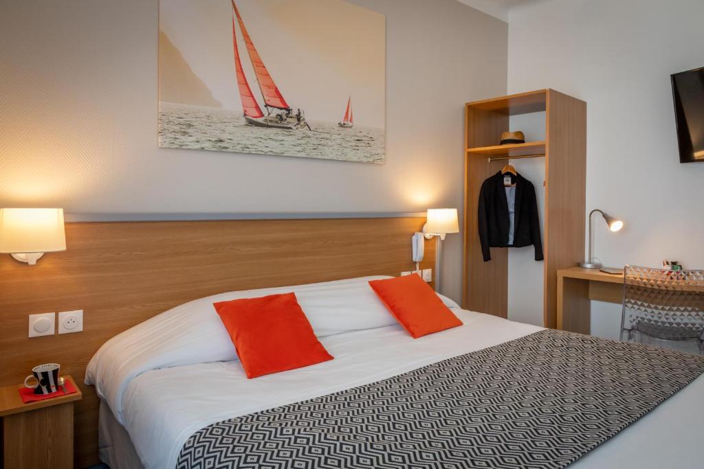 Postel nebo postele na pokoji v ubytování Logis REX HOTEL Lorient