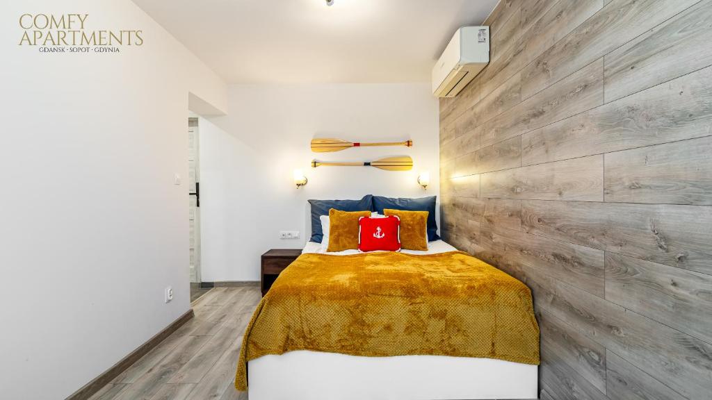 グダニスクにあるStare Miasto Gdańsk - Marinaのベッドルーム1室(黄色い毛布付きのベッド1台付)