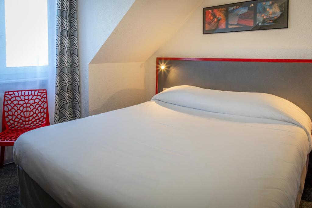 Postel nebo postele na pokoji v ubytování Logis REX HOTEL Lorient