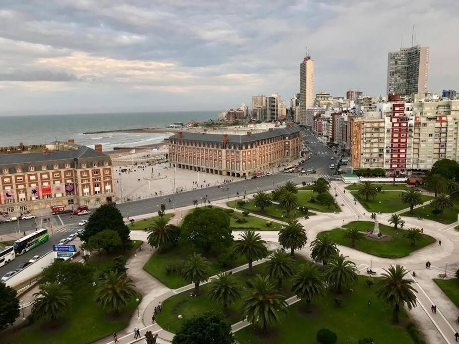 una ciudad con edificios y un parque con palmeras en DEPARTAMENTO REFACCIONADO FRENTE AL MAR en Mar del Plata
