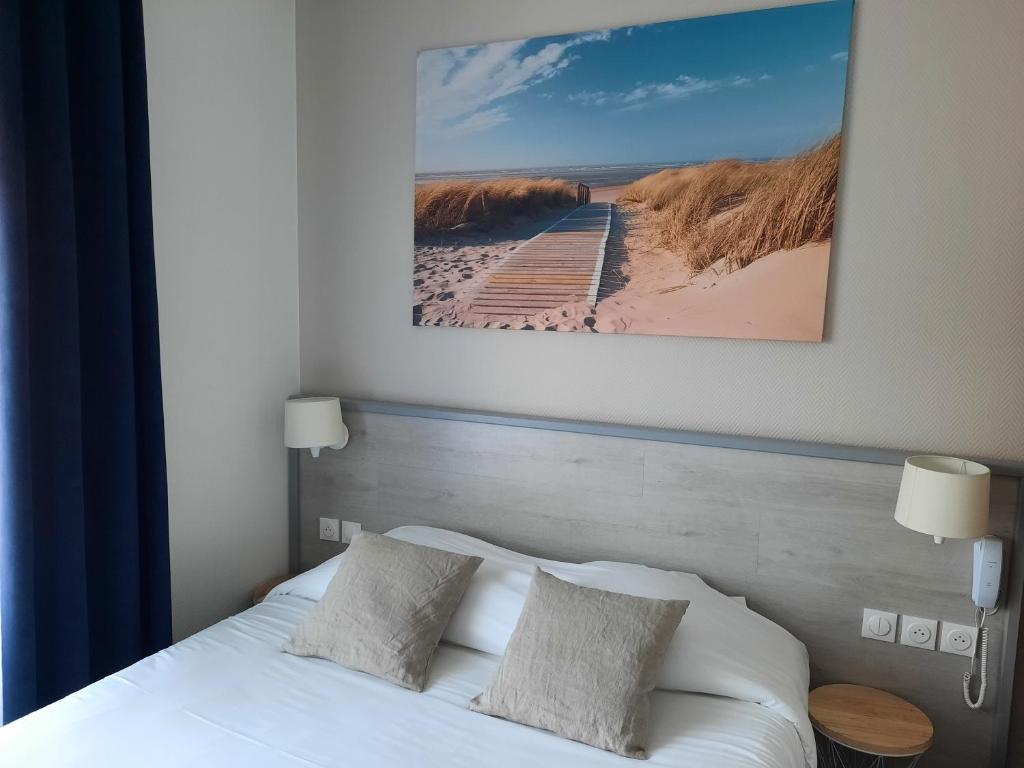 Postel nebo postele na pokoji v ubytování Logis REX HOTEL Lorient