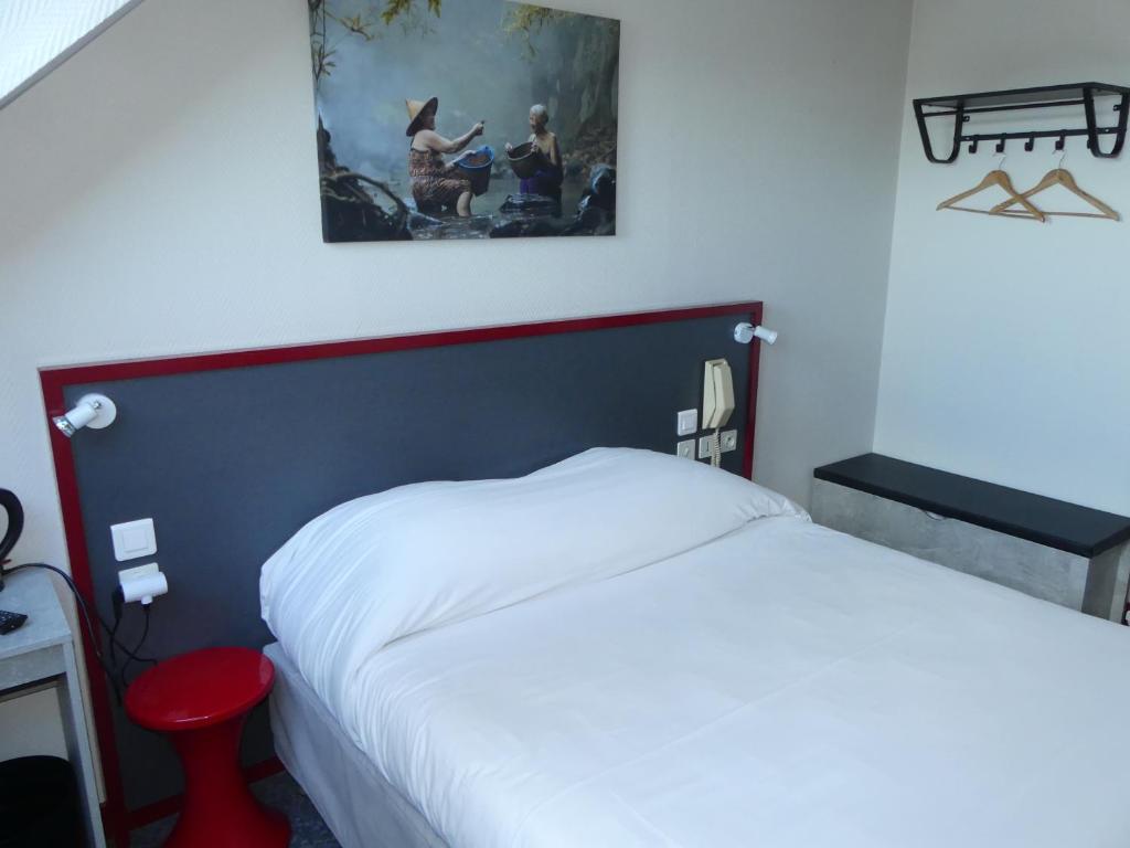 Postel nebo postele na pokoji v ubytování Logis REX HOTEL Lorient
