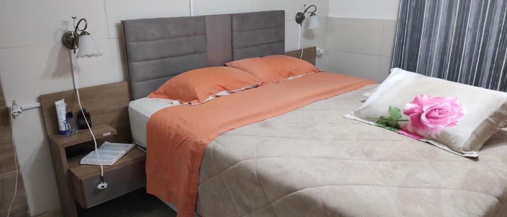 阿蒂加斯的住宿－FAGO，一间卧室,床上有粉红色玫瑰