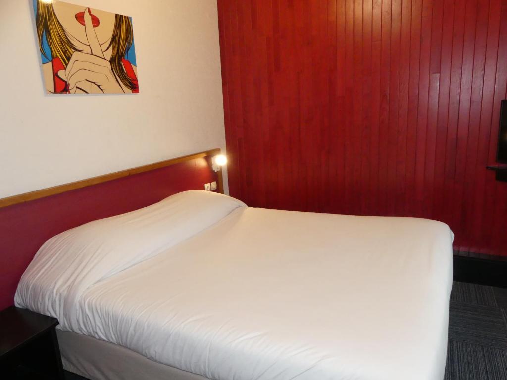 Postel nebo postele na pokoji v ubytování Logis REX HOTEL Lorient