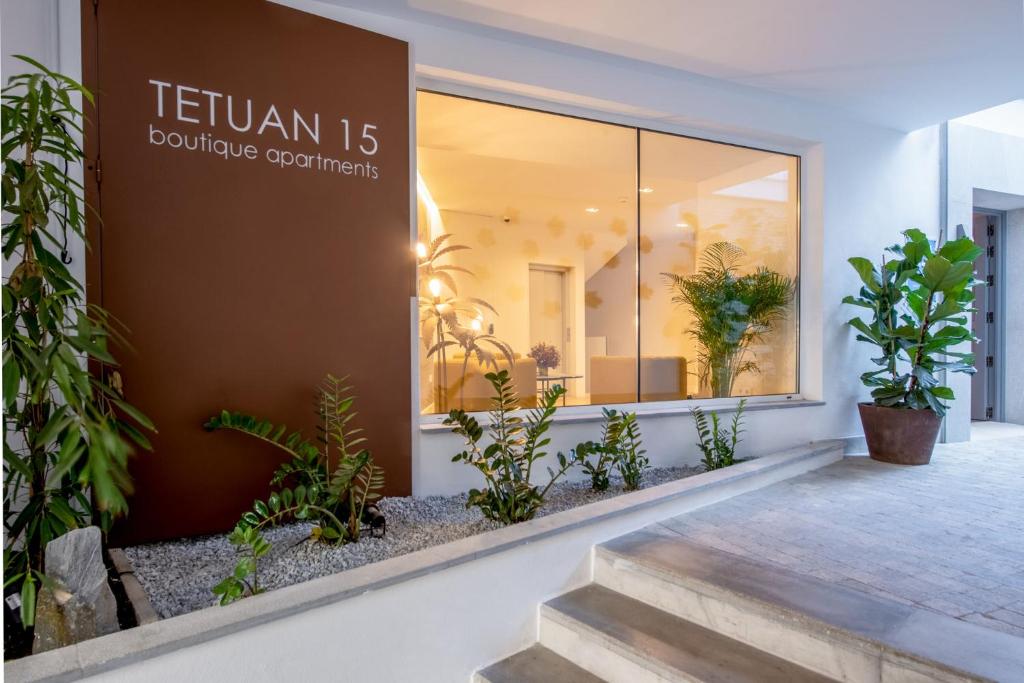 een gevel van een gebouw met planten in het raam bij Tetuán 15 Boutique Apartments by Hommyhome in Sevilla