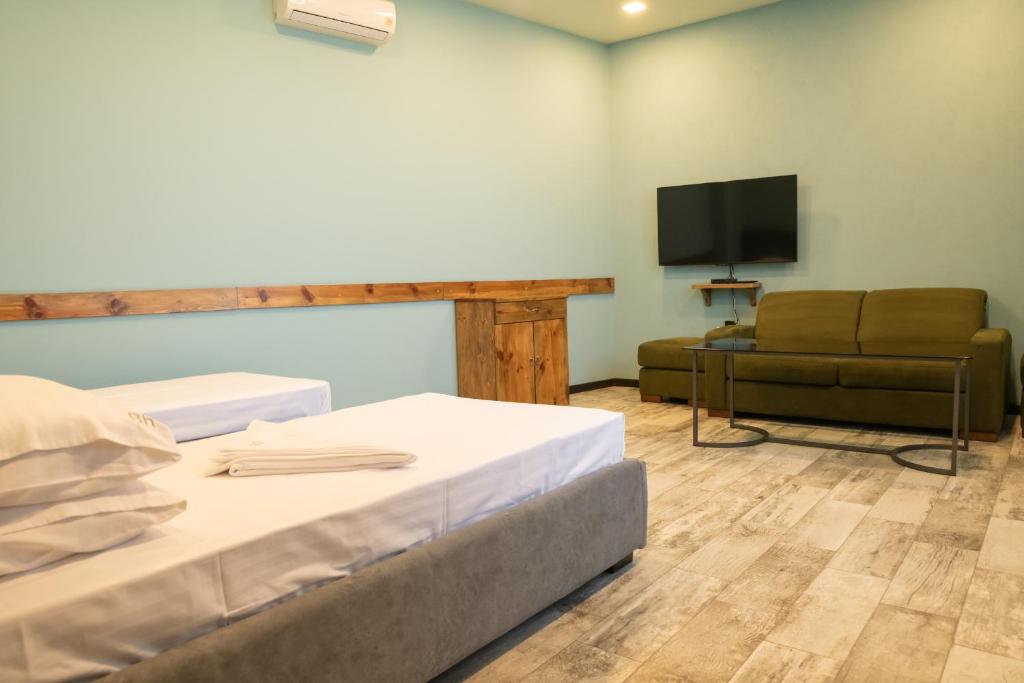 TV a/nebo společenská místnost v ubytování B H Y Guesthouse in Yerevan