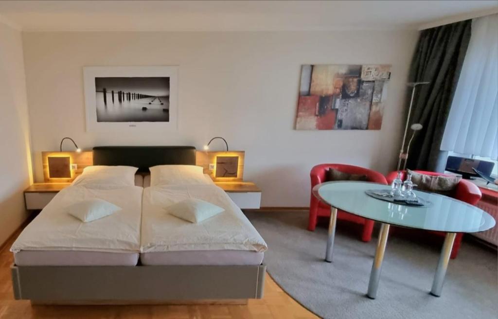 Haus - Bonsai Bonsai Apartments I في باد بيرمونت: غرفة نوم فيها سرير وطاولة فيها