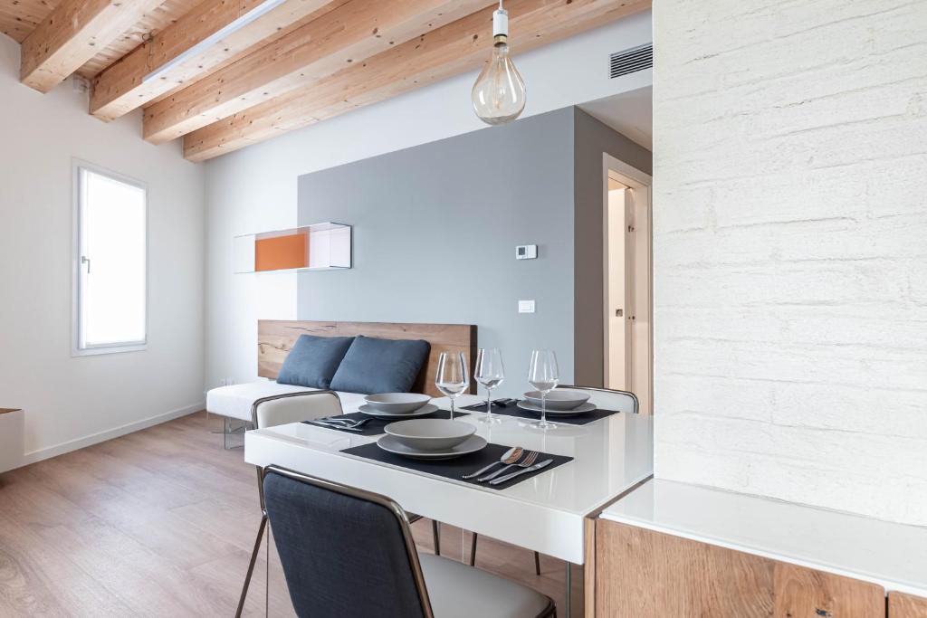 a kitchen and dining room with a table and chairs at Palazzo '900 Design Flats - Il Poeta in Padova