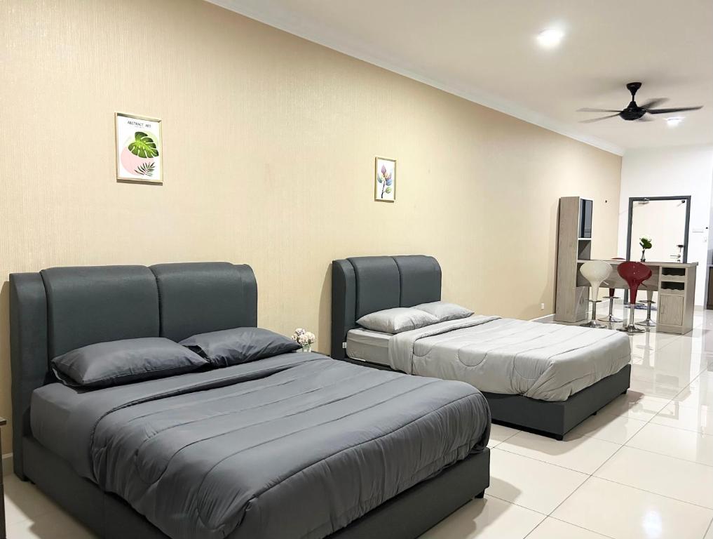 1 dormitorio con 2 camas y techo en Damen Suite Sunway Subang by DW en Subang Jaya