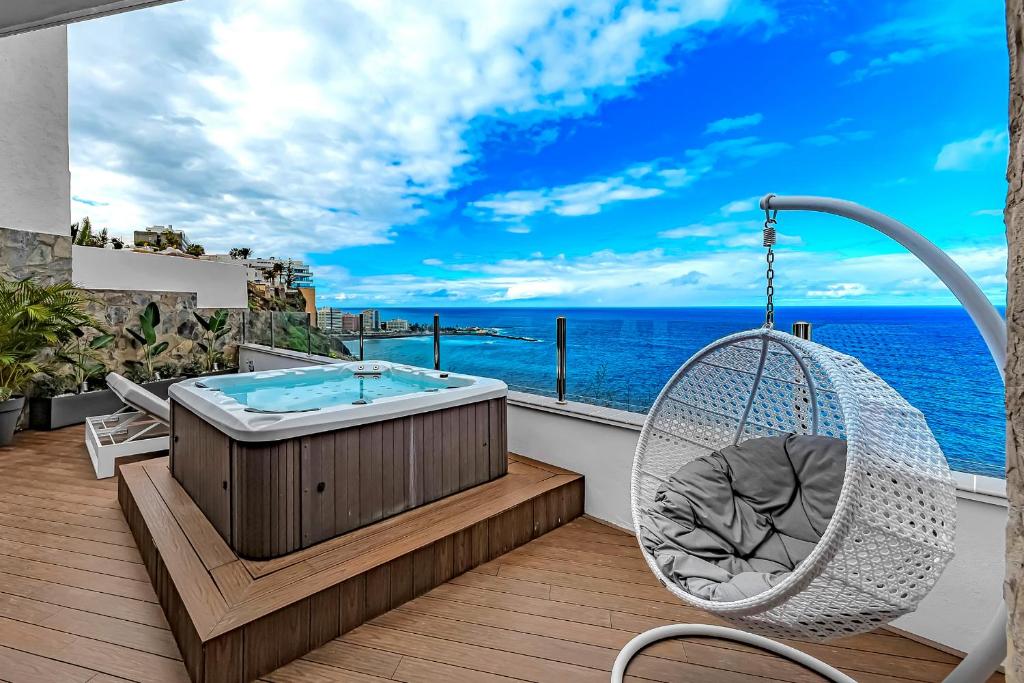 wanna z hydromasażem i huśtawka na balkonie z widokiem na ocean w obiekcie Pámpano Ocean View w Puerto de la Cruz