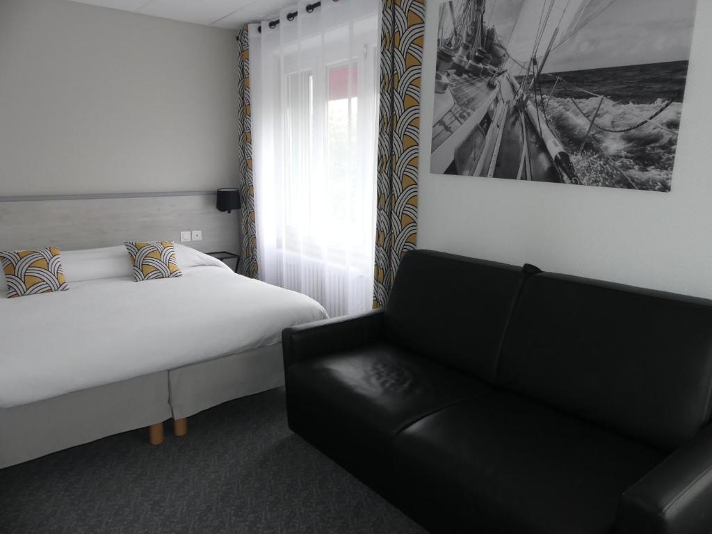 Postel nebo postele na pokoji v ubytování Logis REX HOTEL Lorient
