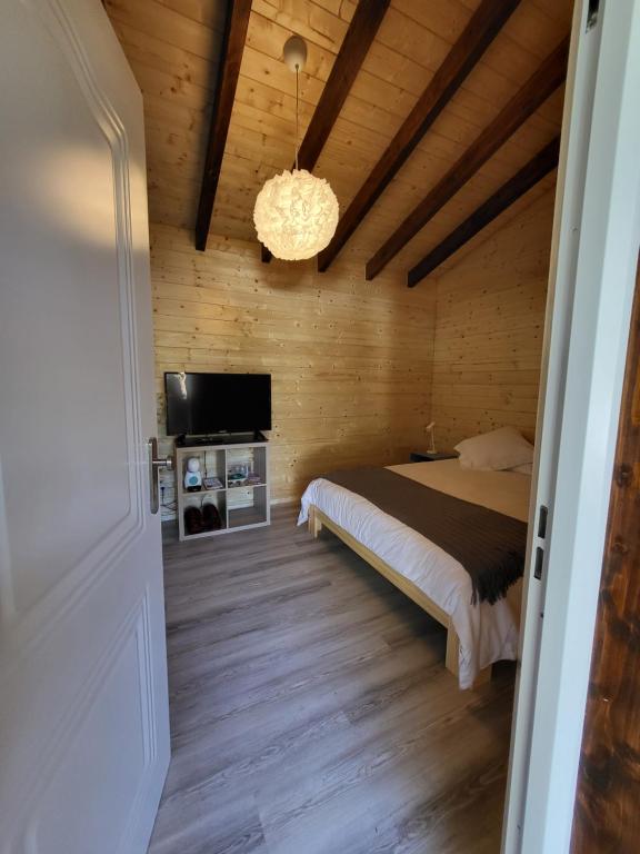 Posteľ alebo postele v izbe v ubytovaní Casa Rural de Rafael Cabañas de Madera