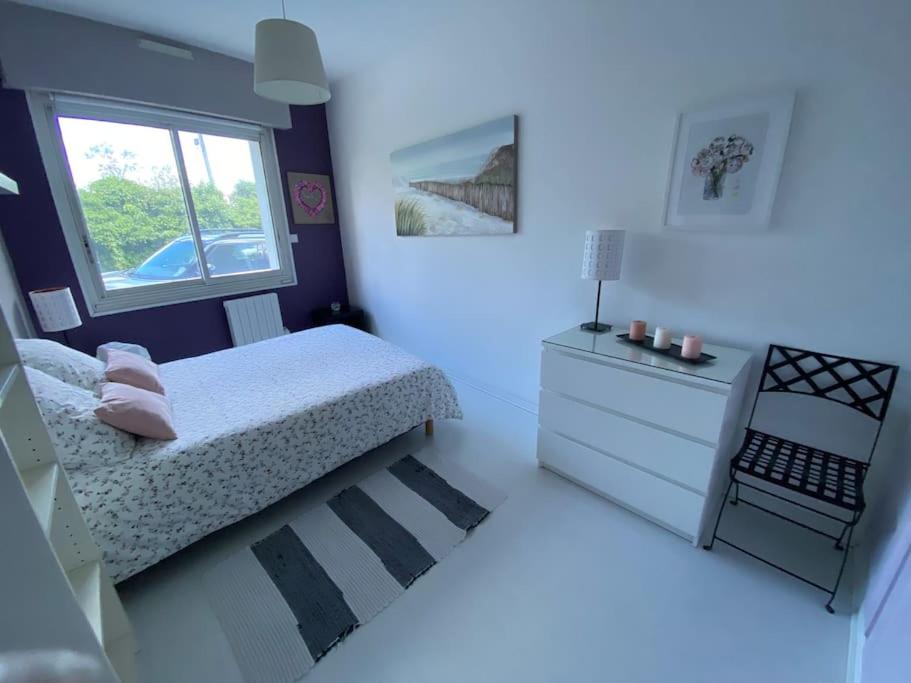 - une chambre avec un lit, une commode et une fenêtre dans l'établissement Appartement 45m2 à Bordeaux avec accès piscine, à Bordeaux