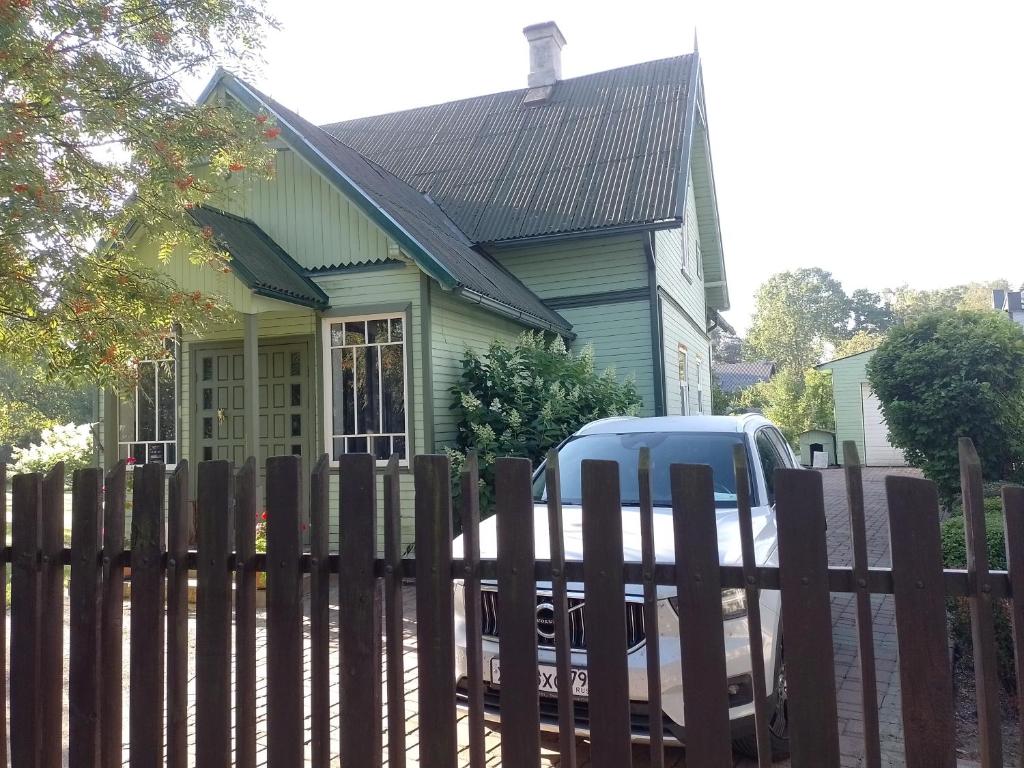 una camioneta estacionada frente a una casa en House, garden & sauna. Free parking. Train stop-200 m. Sea-1 km., en Jūrmala