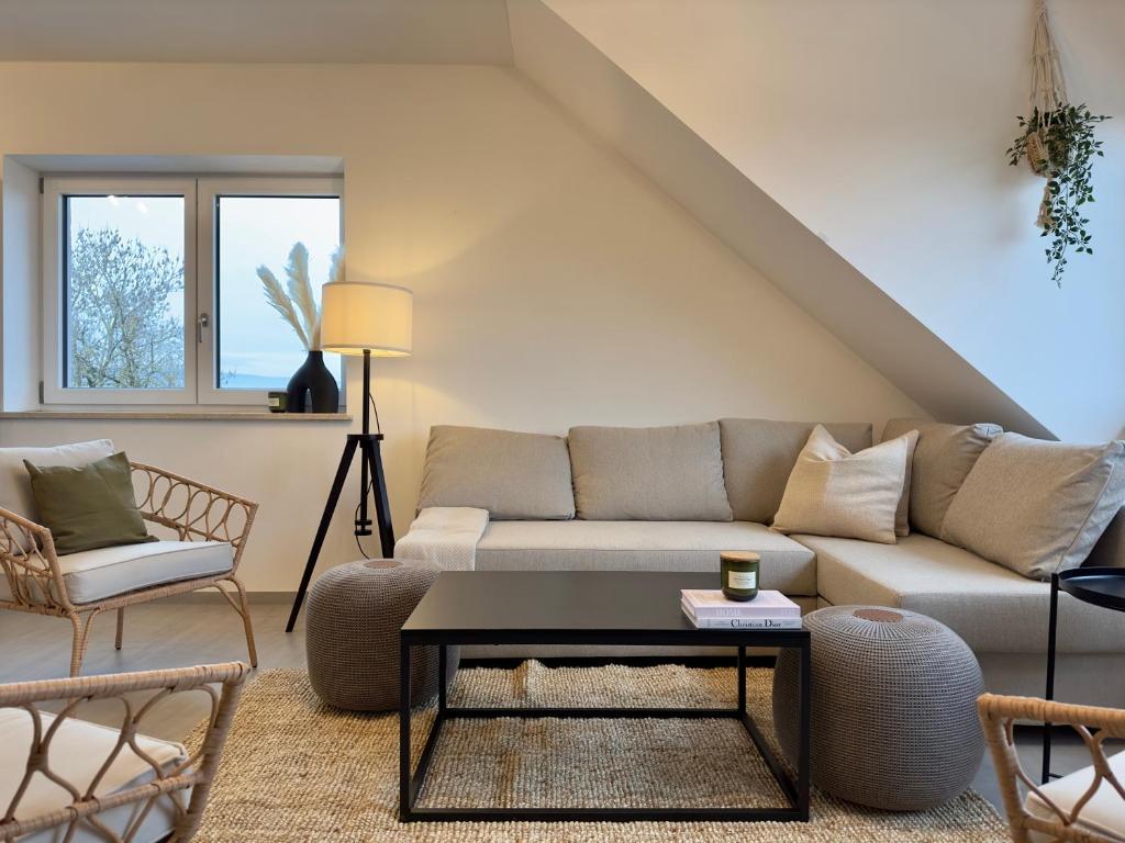 a living room with a couch and a table at Moderne Wohnung mit Küche & Parkplatz Ausblick auf den bayerischen Wald 