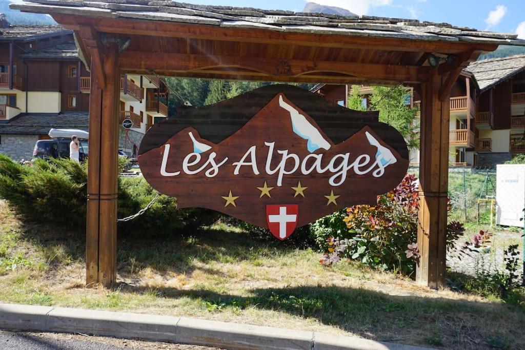 a sign that says las appliances in a park at "Alpages de Val Cenis"-Skis aux pieds-Spa-Wifi-Garage-Calme! in Lanslebourg-Mont-Cenis
