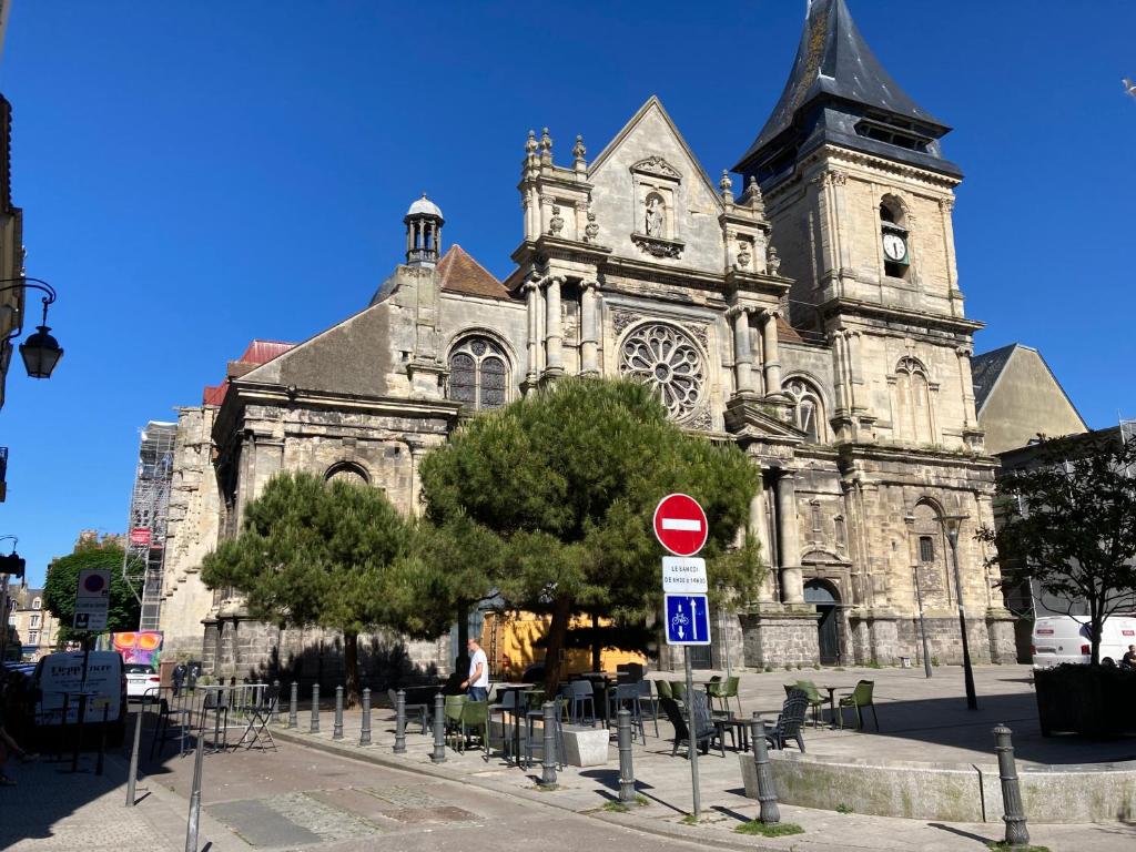 een oude kerk met een boom ervoor bij Le Saint-Rémy, hyper centre, calme in Dieppe