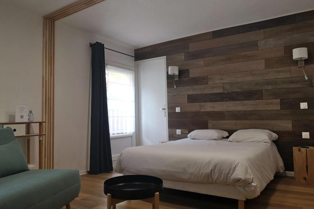 Voodi või voodid majutusasutuse Hôtel Les Castets d'Ayré toas