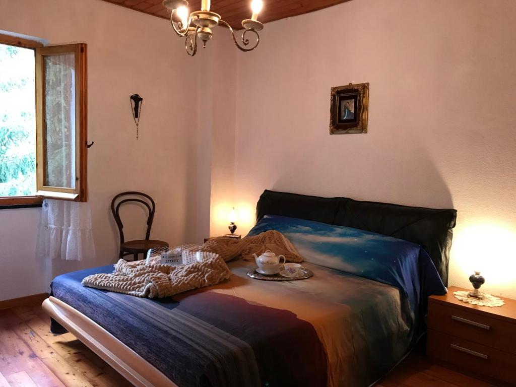1 dormitorio con cama y desayuno en S.Stefano d’Aveto: relax in montagna, en Santo Stefano dʼAveto