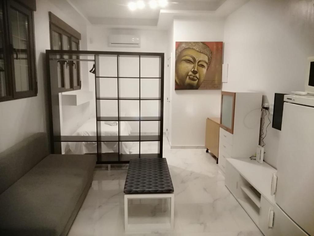 una sala de estar con una estatua de una cabeza en la pared en HELLO HOME FERIA, en Madrid