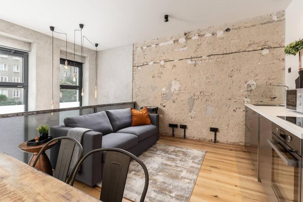 een woonkamer met een bank en een tafel bij Industrial 42sqm 3room maisonette apt near center in Berlijn