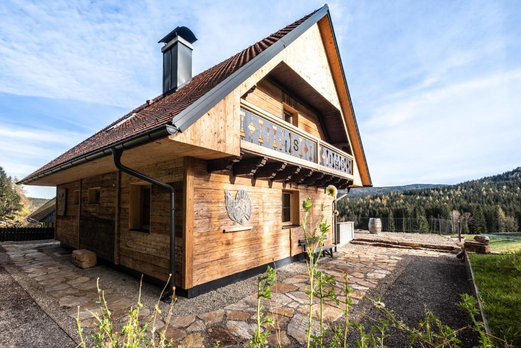 a log cabin with a pitched roof at Ein JUWEL "zum-Auerhahn" in Modriach