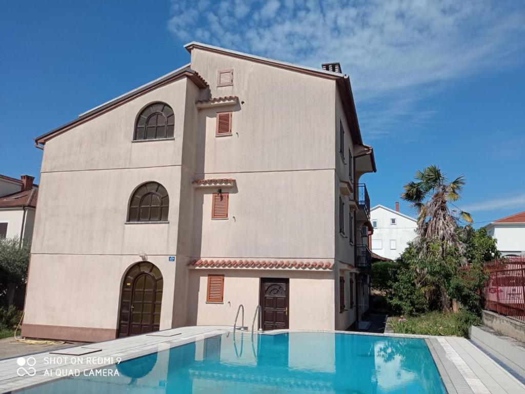 Bazén v ubytovaní Apartments LEO with pool alebo v jeho blízkosti