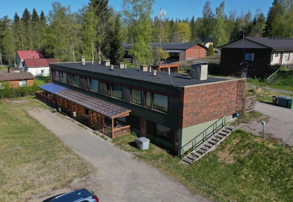 une vue sur le toit d'une maison dans l'établissement Edullinen majoitus Ähtärissä!, à Ähtäri