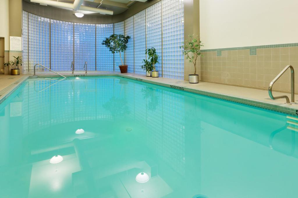 Bazén v ubytování Radisson Hotel Vancouver Airport nebo v jeho okolí