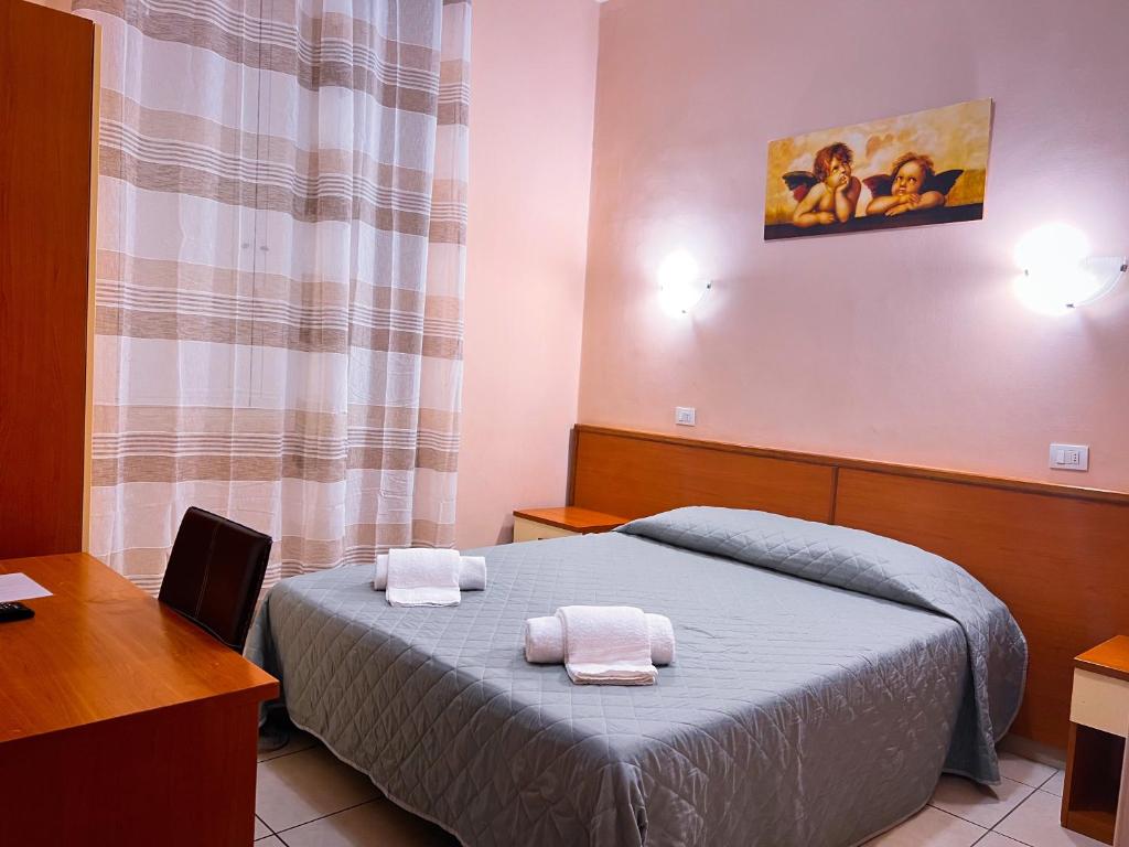 Łóżko lub łóżka w pokoju w obiekcie Alius and Freerome Hotel
