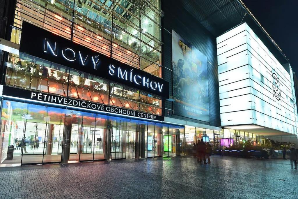 budynek z ludźmi idącymi przed nim w nocy w obiekcie Central studio - Anděl w Pradze
