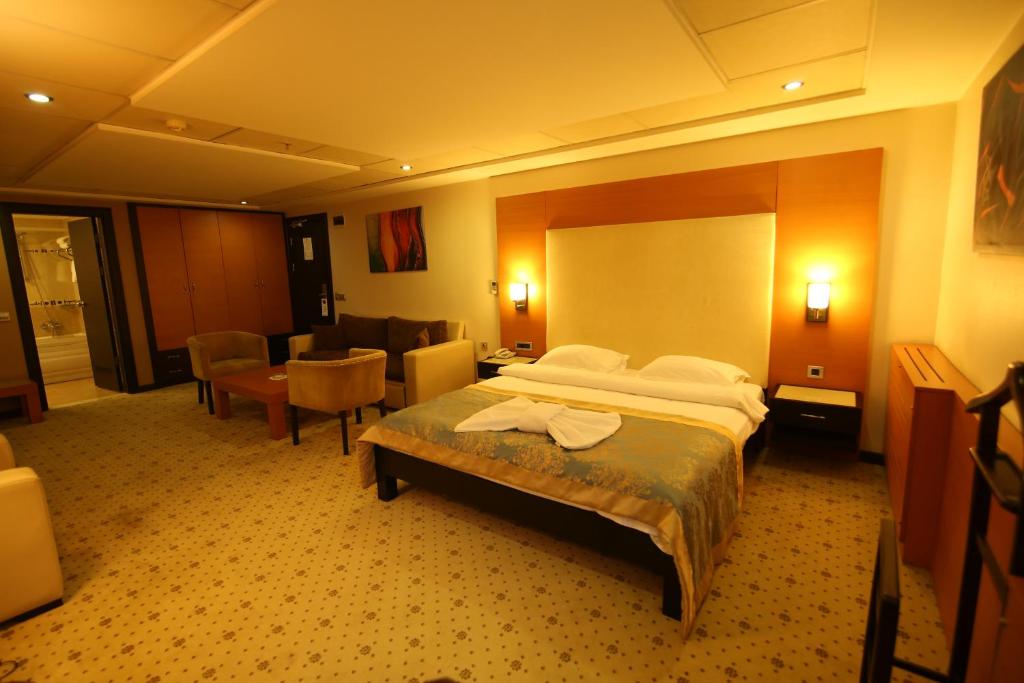 ein Hotelzimmer mit einem Bett, einem Tisch und Stühlen in der Unterkunft ZEO HOTEL merter in Istanbul