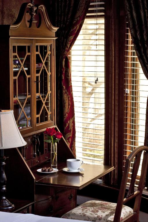 American Guest House - Queen Room 202