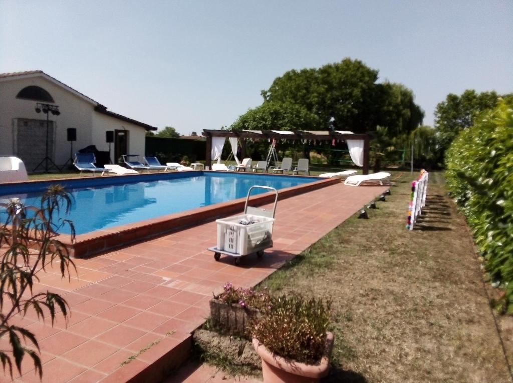 una piscina in un cortile accanto a una casa di Casale Gelsomino a Rovolon